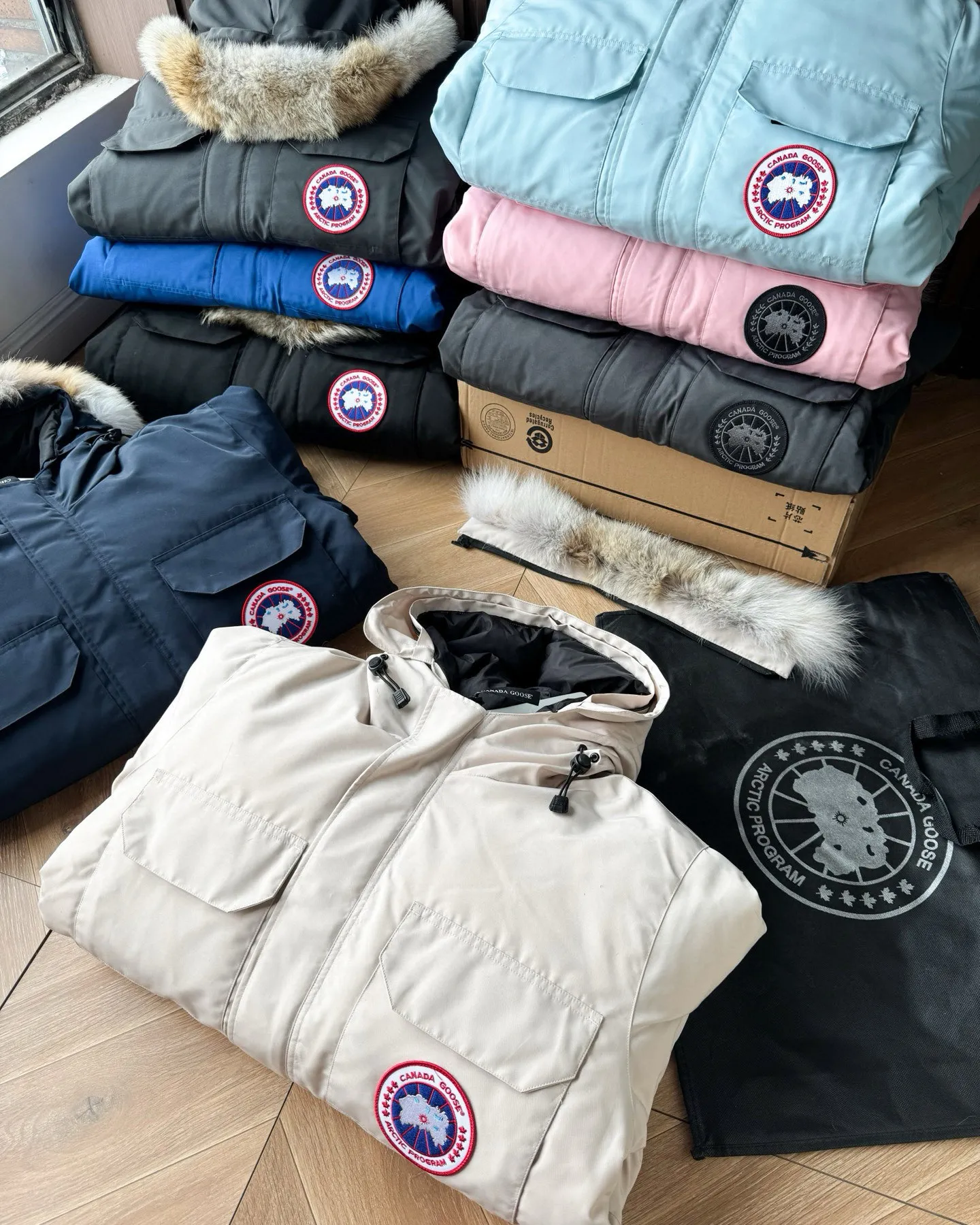 P780 🆕 Top original version, supports chip sensor with handbag 𝗖𝗮𝗻𝗮𝗱𝗮 𝗚𝗼𝘀𝗲 / 🇨🇦 Canada Goose 08 Down Jacket ⚠️ Partners who have been cooperating with us in the past few years know that no matter what is produced outside, our pure genuine trading company ships ❗️ After the test of time, we have received rave reviews. You can compare the market products with us. If you are not satisfied, you can return it at will. You are also welcome to come to ZG to see it and then come to my home to buy‼  1⃣️ The filling is 80% white duck down, with a weight of 500g. Regarding the down content, you can feel it with your hands. Good down has no embarrassment and can be called a walking duvet! 2⃣️ The fabric is made of Feather-Light 10D waterproof coating fabric, which is made of 84.5 polyester fiber and 15.5 cotton. The surface is treated with a special Teflon protective coating produced by DuPont to prevent wind and splash water, and makes the clothing anti-pollution and long-lasting new features! 3⃣️ One-piece seamless cuffs, 13cm official length, all seals are stamped, and all the inner liner is hemmed. The overcoat means sewing all the inner liner once. On the one hand, it is to prevent the velvet from running off, and on the other hand, it can keep the stiffness of the clothes! 4⃣️ Original Yoshida Kogyo Kabushikigaisha zipper, top-grade zinc alloy electroplated zipper with the highest specifications, using precise Japanese craftsmanship, raw materials and management methods. Each zipper can withstand 100,000+ openings and closings 5⃣️ The detachable fur collar is made of top-grade imported wolf fur, which is not comparable to the loose and soft raccoon fur and fake fur on the market. It is a natural Siberian coyote fur collar. The delicate and strong feel is the sense of life that comes from the erosion of wind and frost in nature. 6⃣️ Main logo double-thread 9-needle locking stranded embroidery, electronic digital automatic embroidery, maple leaves with sharp edges. Size: XS-XXL Color: black, off-white, graphite gray, sapphire blue Dark Blue Pink Azure Graphite Gray Black Label Shoulder Width Chest Sleeve Length Clothes Length Recommended Weight kg 67 87 80-90 2XL 58 136 69 89 90-105